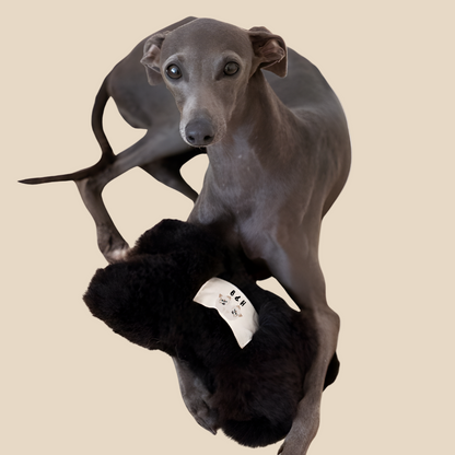 Naravna igrača iz ovčje kože (črna) – toplina, ki pomirja